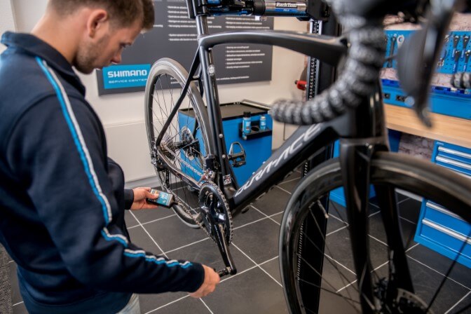 Mechanic lubking bike chain